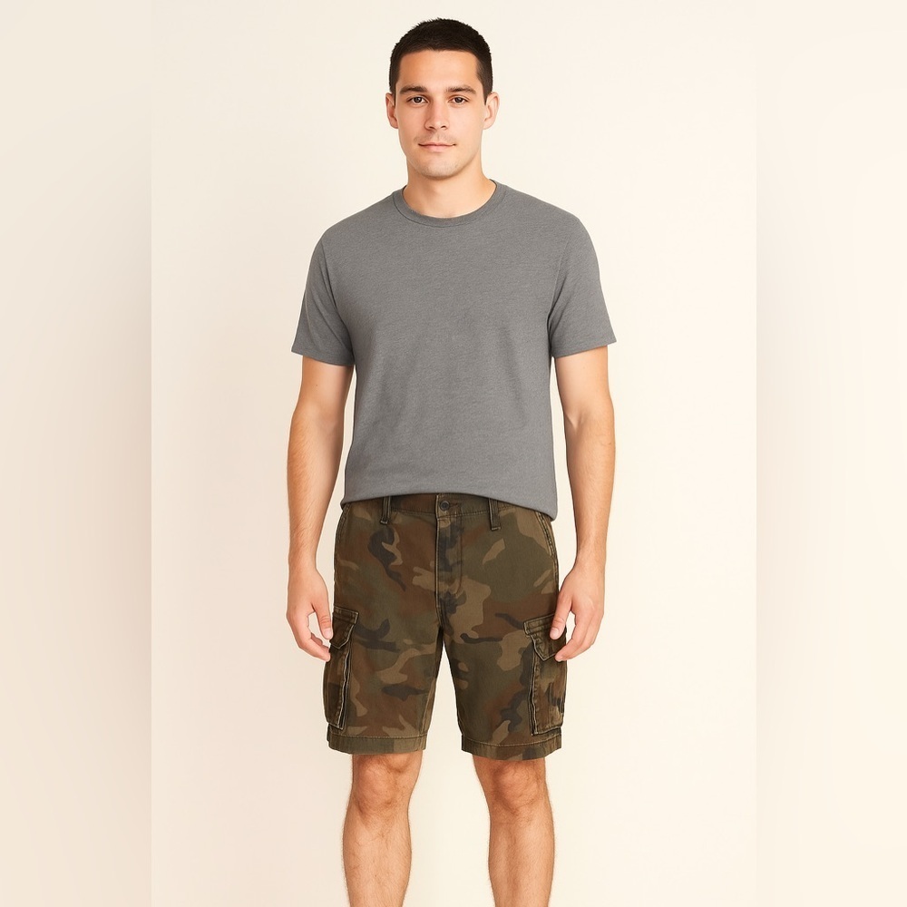 Old Navy Men's Green Camouflage Cargo Shorts. Size 30.